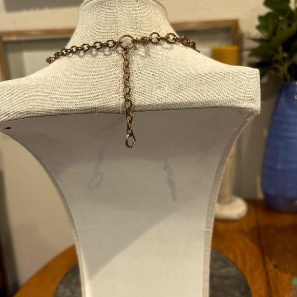 Vintage statement necklace well made. 20 in with 3 in add.Make you outfit dazzle - Picture 3 of 8